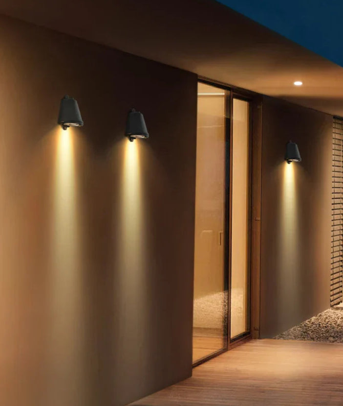 Lámpara de pared exterior Claralux instalada en una terraza, con diseño minimalista y luz cálida, ideal para exteriores.