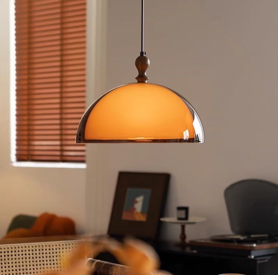 Lámpara colgante con brazos giratorios Morisa sobre una mesa de comedor – imagen 9