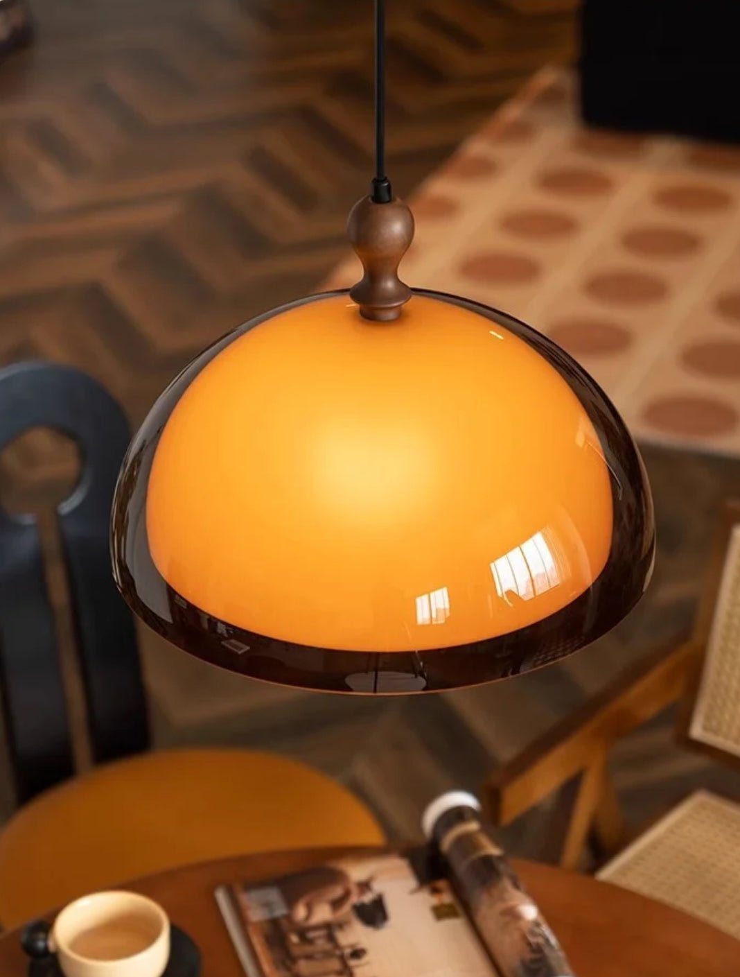 Lámpara colgante con brazos giratorios Morisa sobre una mesa de comedor – imagen 13