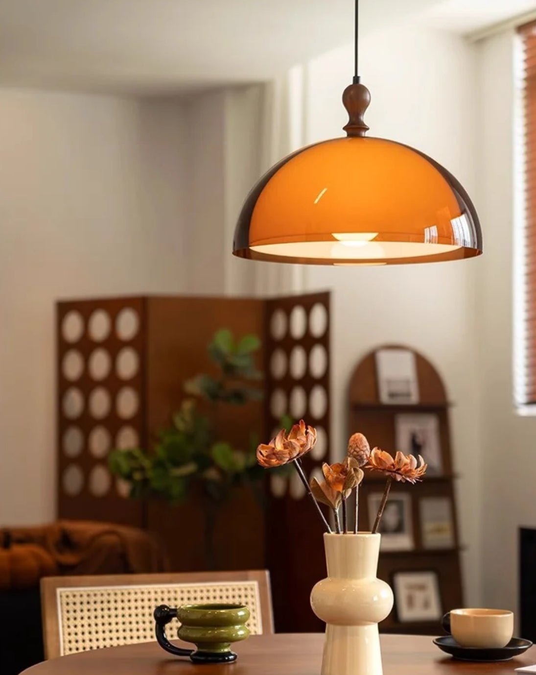 Lámpara colgante con brazos giratorios Morisa sobre una mesa de comedor – imagen 10
