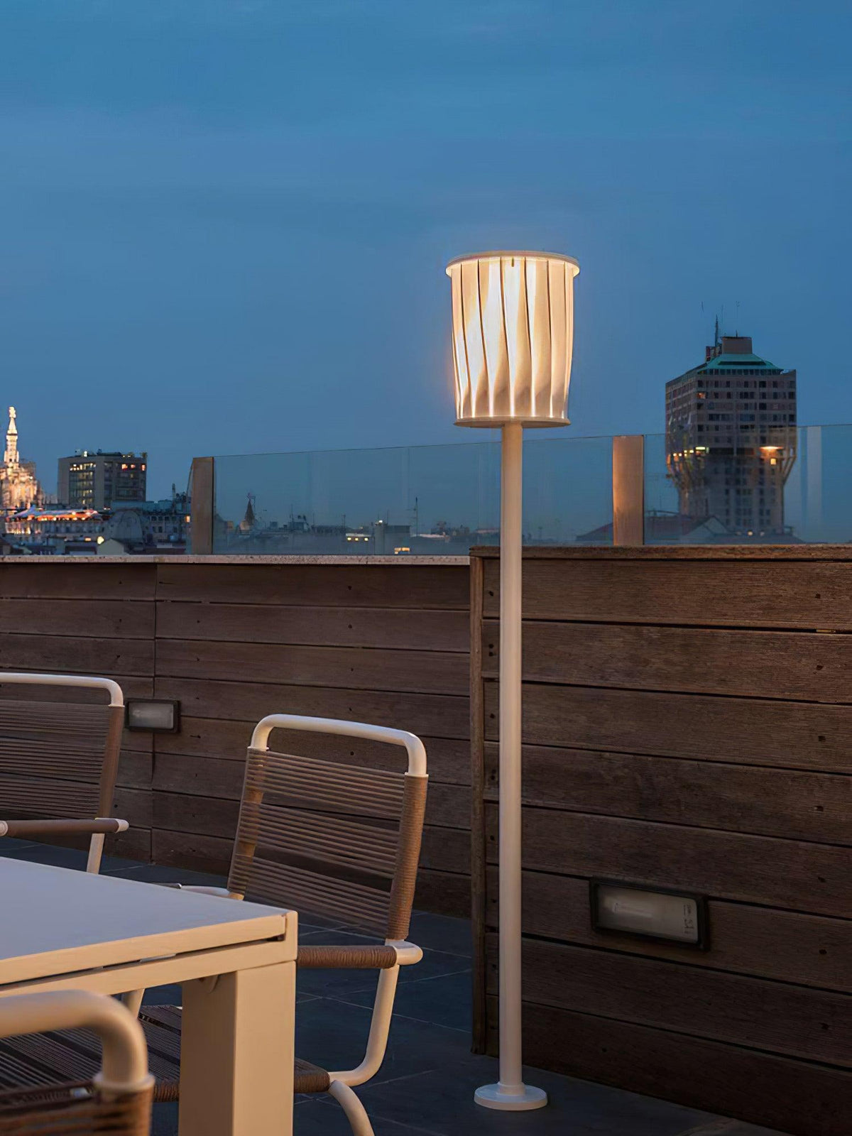 Lámpara de pie exterior Ortiva – en una terraza urbana