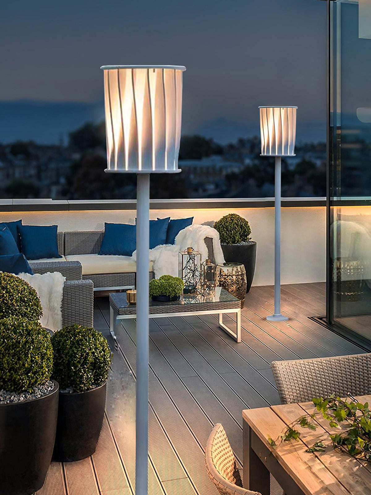 Lámpara de pie exterior Ortiva – en una terraza al anochecer
