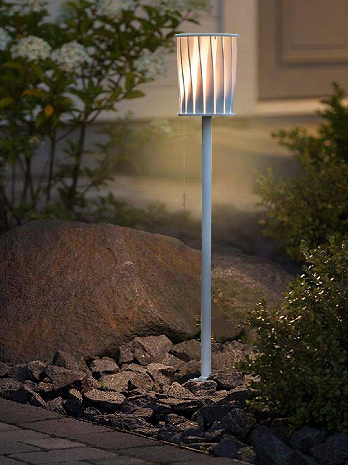 Lámpara de pie exterior Ortiva – junto a un macizo de rocas