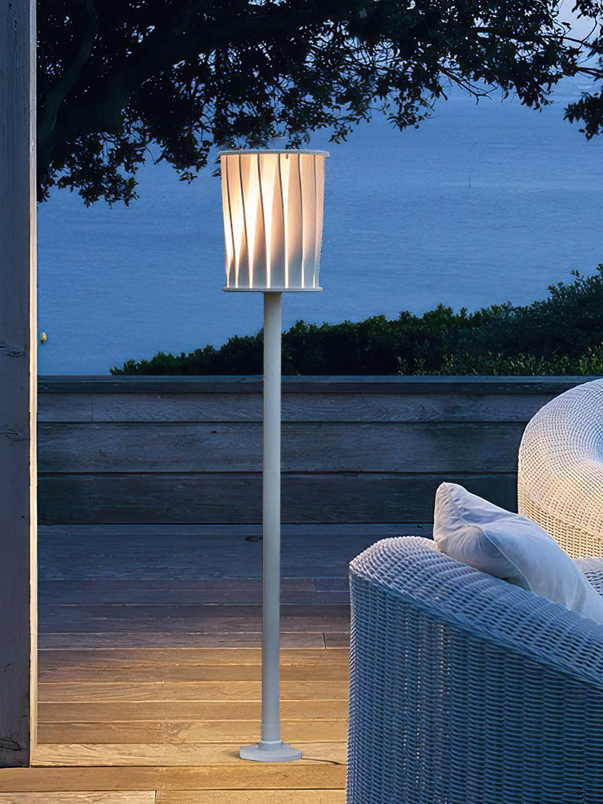 Lámpara de pie exterior Ortiva – en una terraza frente al mar