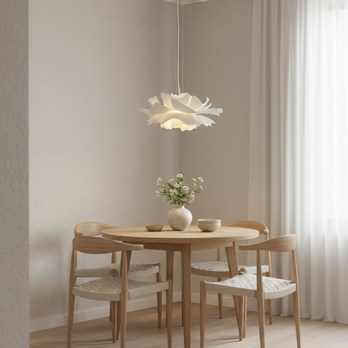 Lámpara colgante flor de loto Flotina sobre una mesa de comedor – imagen 9