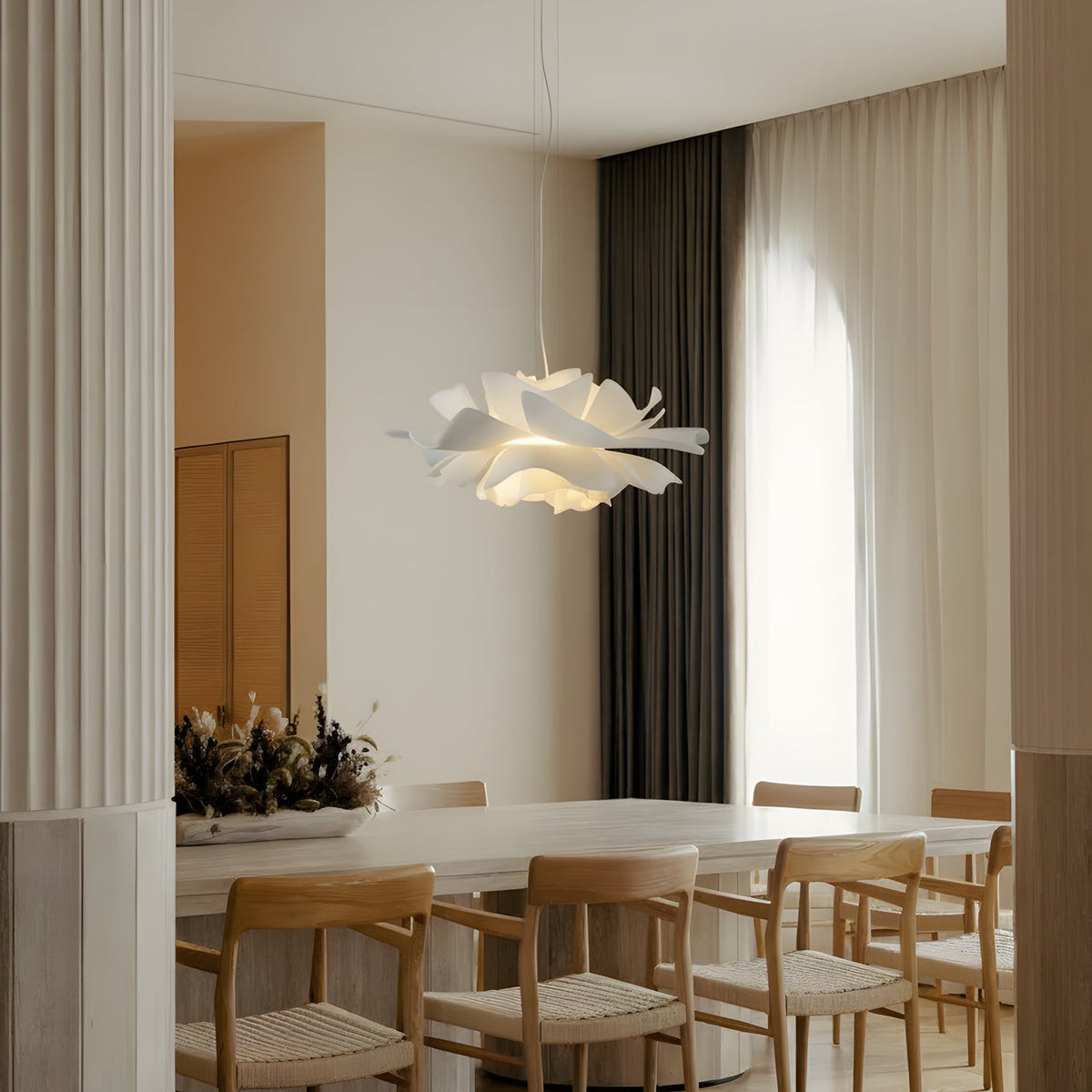 Lámpara colgante flor de loto Flotina sobre una mesa de comedor – imagen 2