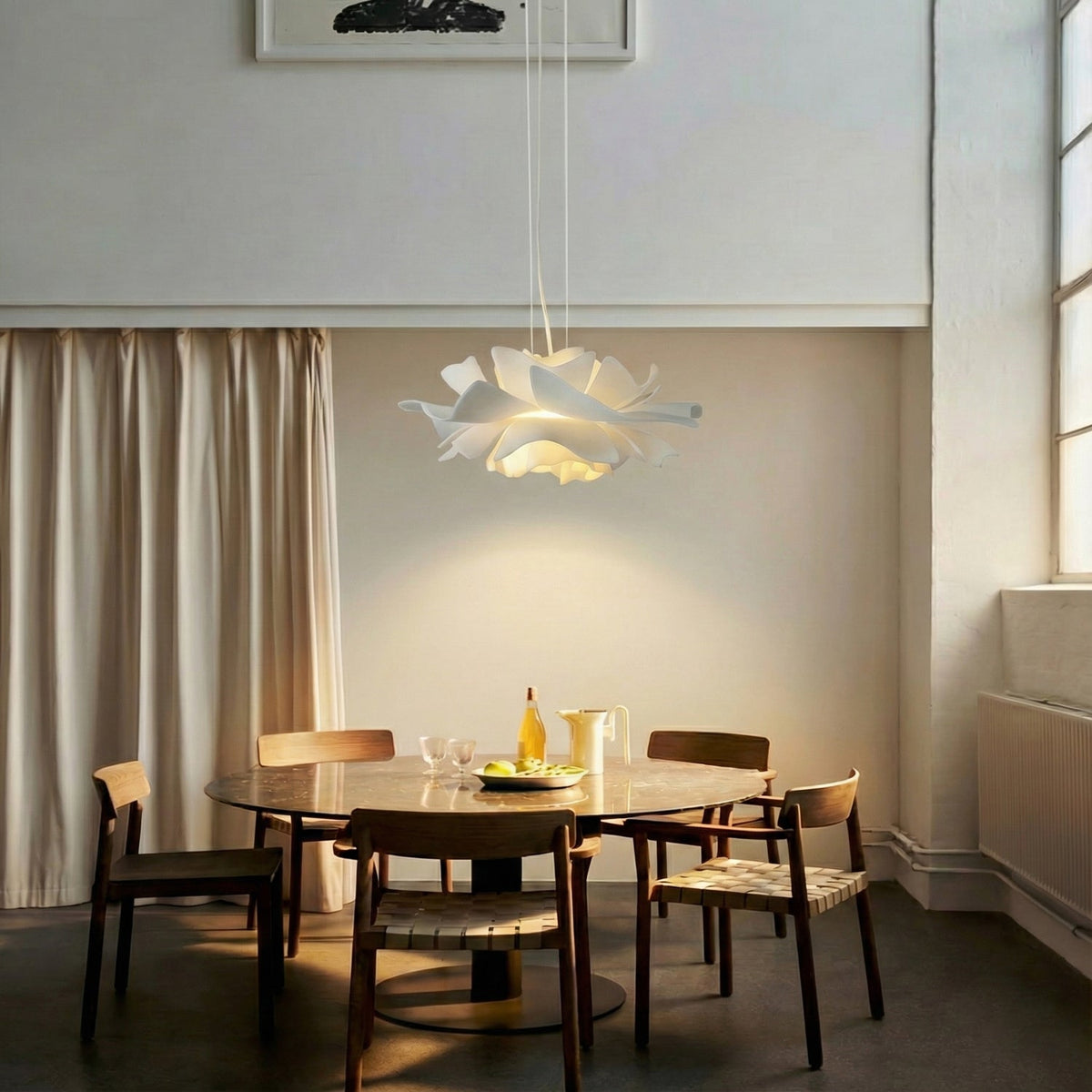 Lámpara colgante flor de loto Flotina sobre una mesa de comedor – imagen 3