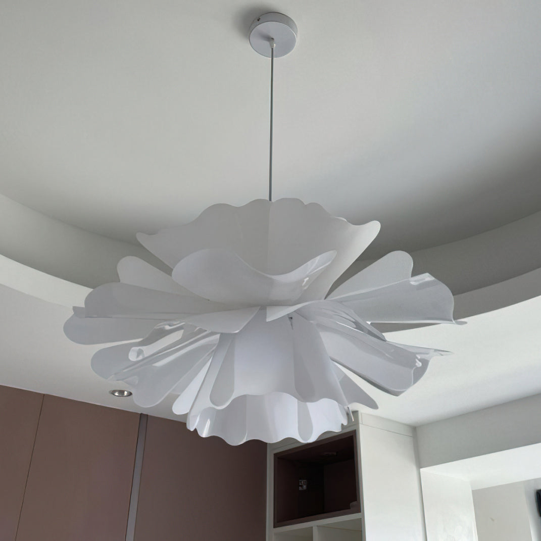 Lámpara colgante flor de loto Flotina sobre una mesa de comedor – imagen 35