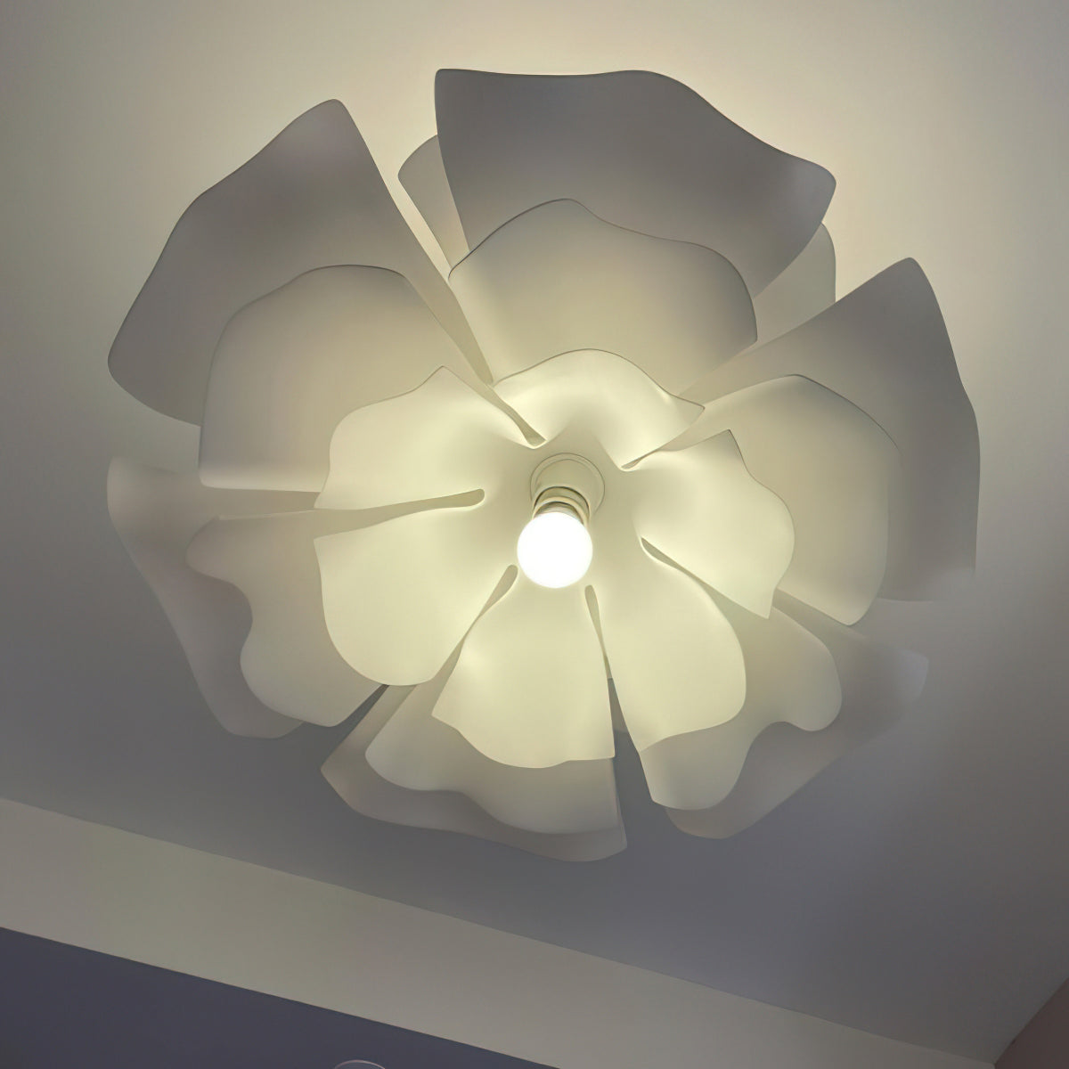Lámpara colgante flor de loto Flotina sobre una mesa de comedor – imagen 36
