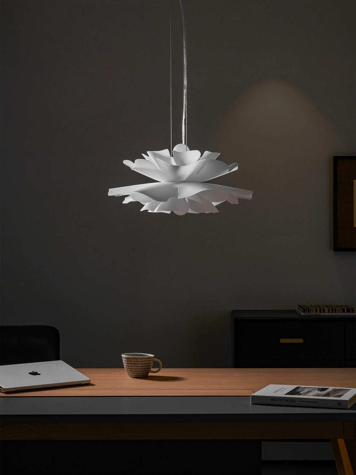 Lámpara colgante flor de loto Flotina sobre una mesa de comedor – imagen 28