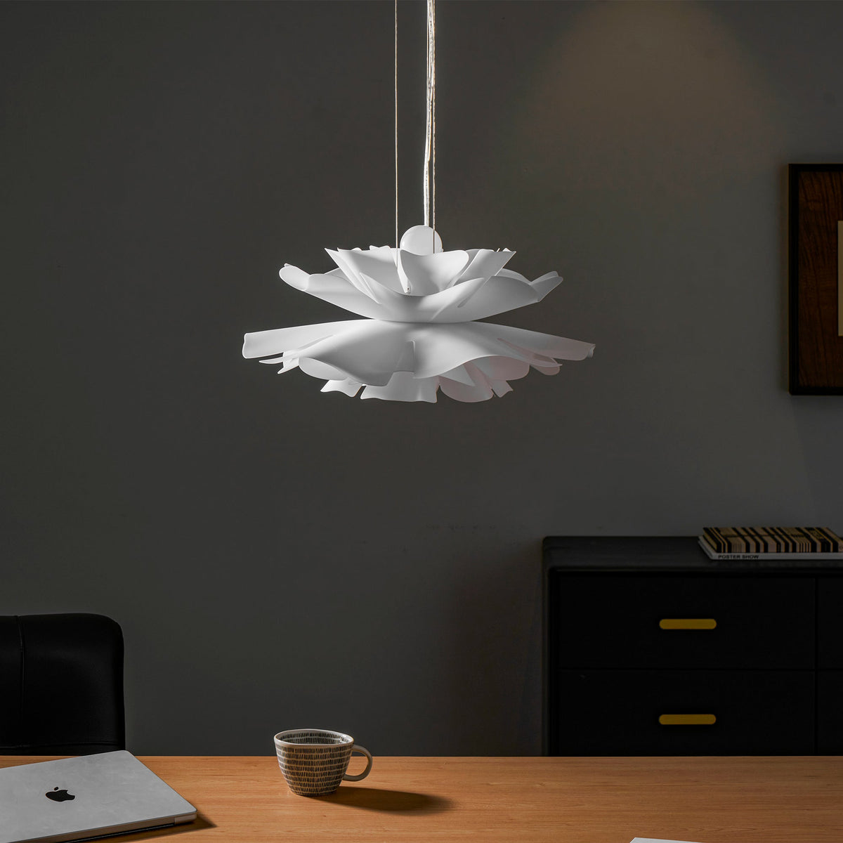 Lámpara colgante flor de loto Flotina sobre una mesa de comedor – imagen 27