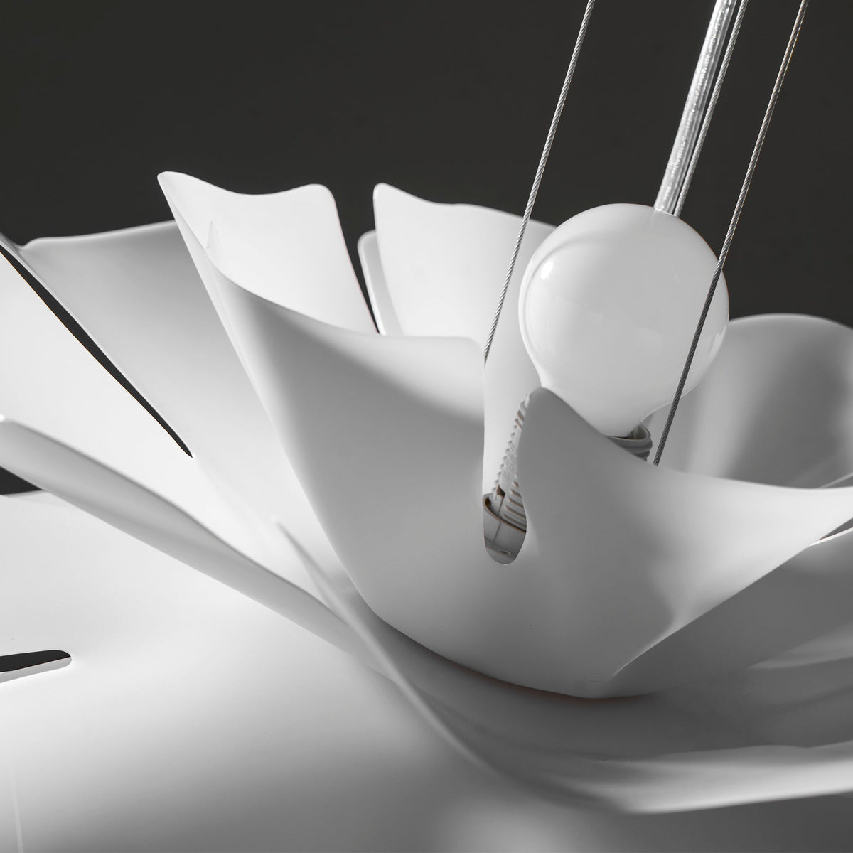 Lámpara colgante flor de loto Flotina sobre una mesa de comedor – imagen 46