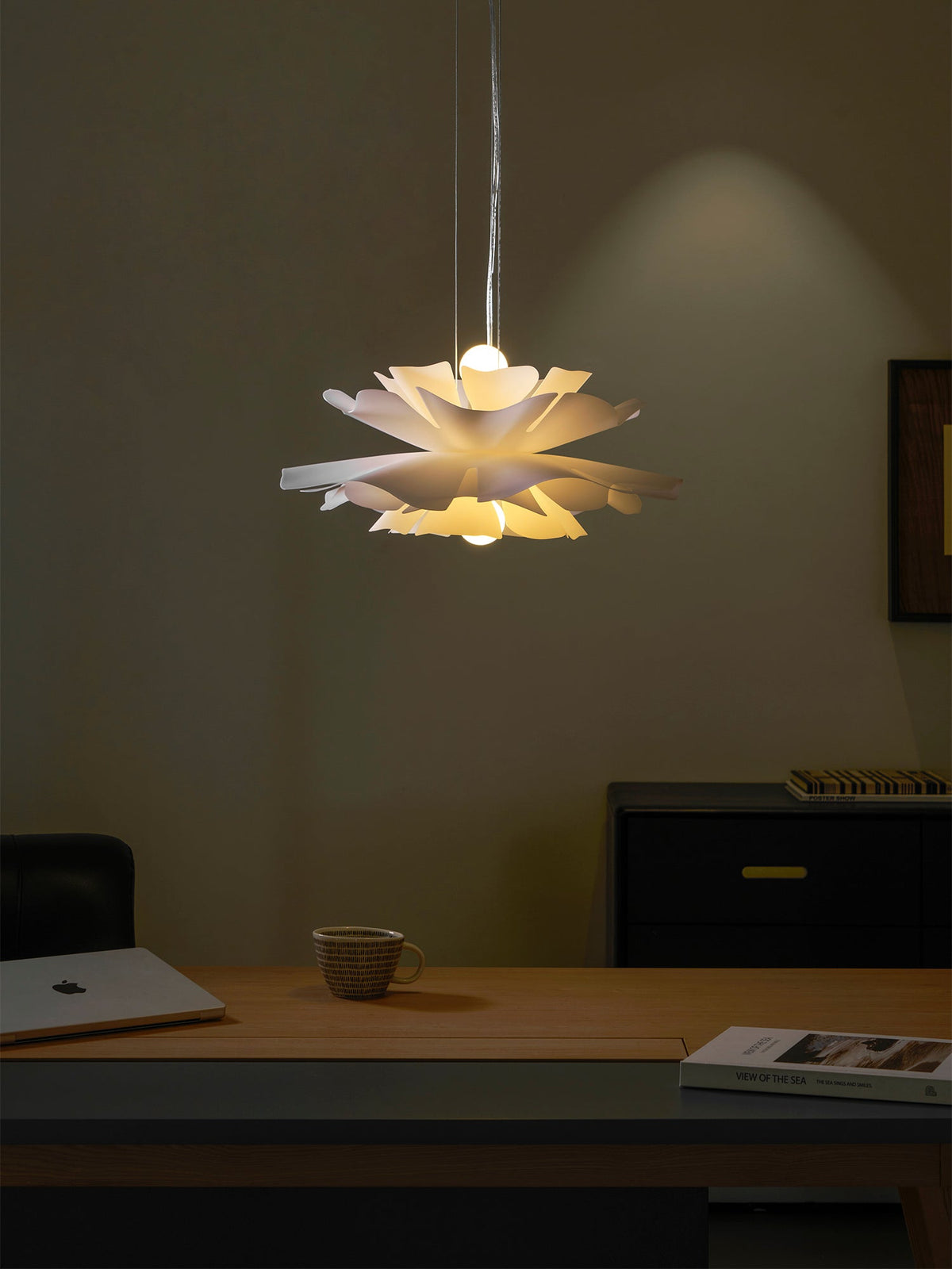 Lámpara colgante flor de loto Flotina sobre una mesa de comedor – imagen 32