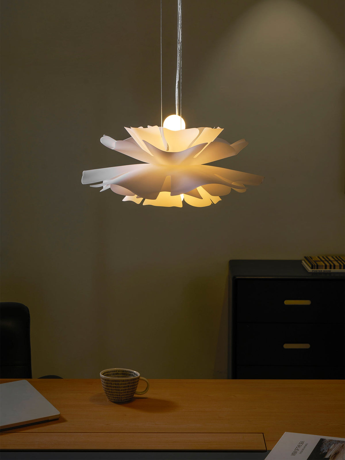 Lámpara colgante flor de loto Flotina sobre una mesa de comedor – imagen 31