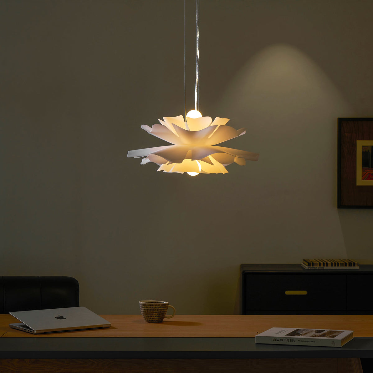 Lámpara colgante flor de loto Flotina sobre una mesa de comedor – imagen 29