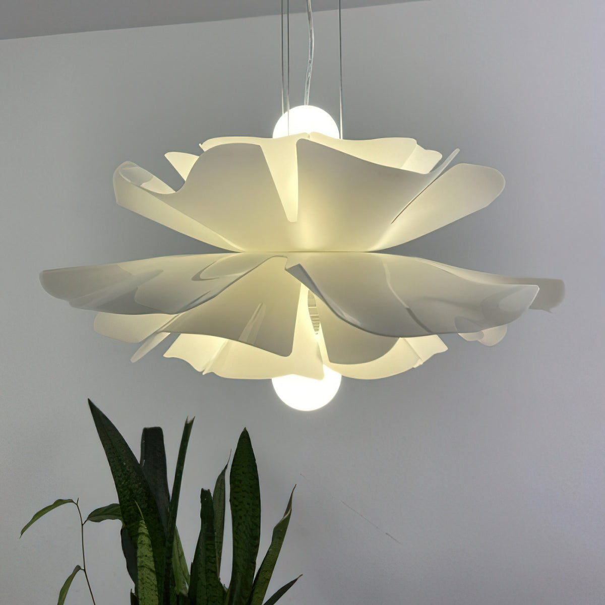 Lámpara colgante flor de loto Flotina sobre una mesa de comedor – imagen 20