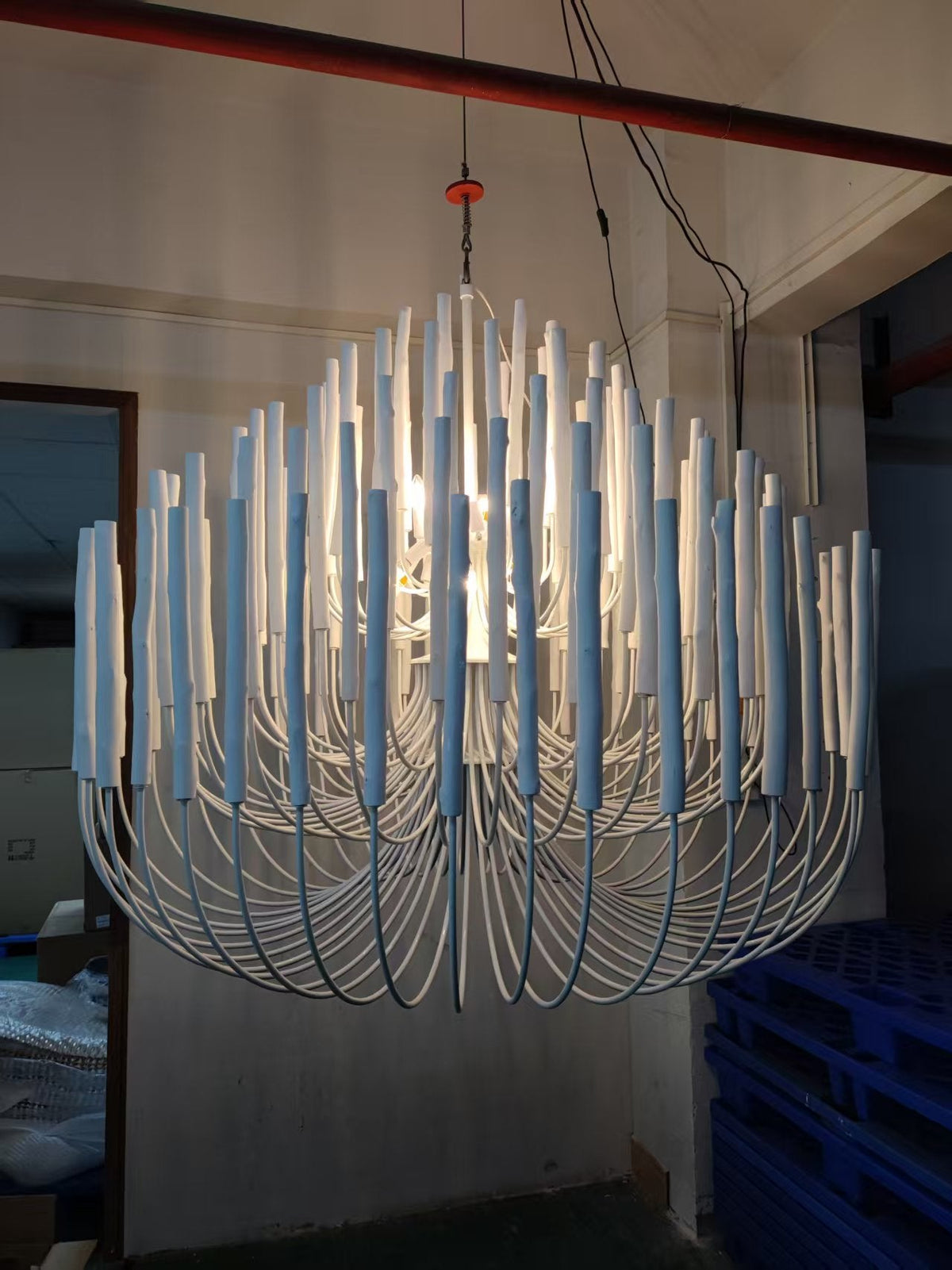 Lámpara de araña de varillas de madera Ramilla en un comedor de estilo natural – imagen 36