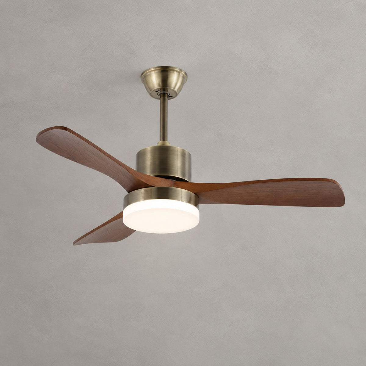 Ventilador de techo con luz Brisel en un salón acogedor – imagen 27