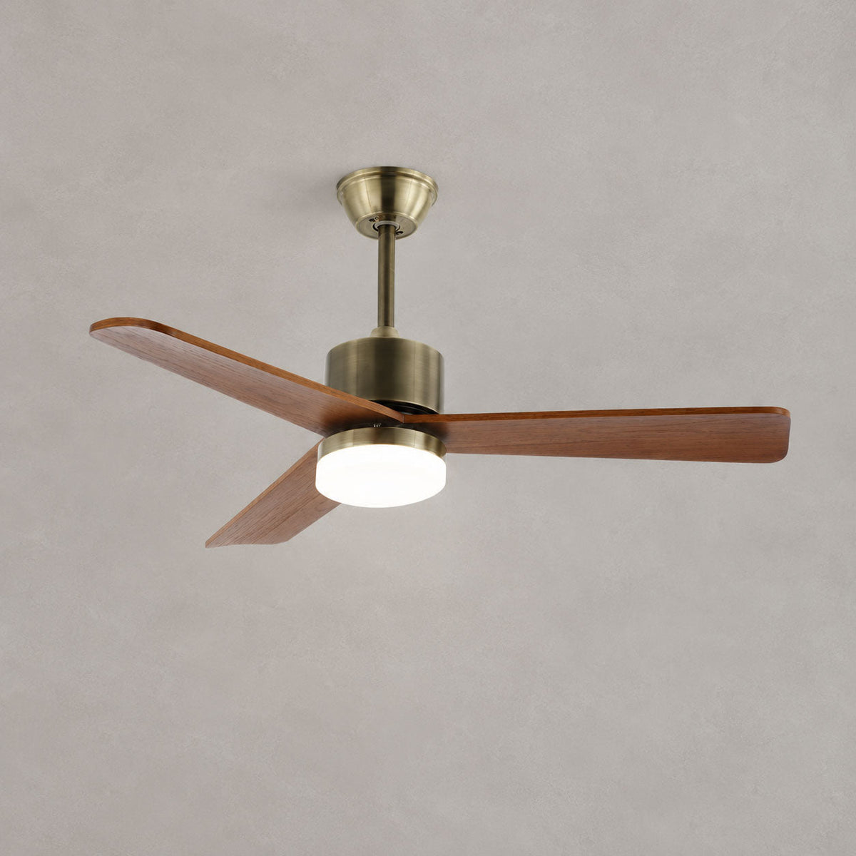 Ventilador de techo con luz Brisel en un salón acogedor – imagen 28