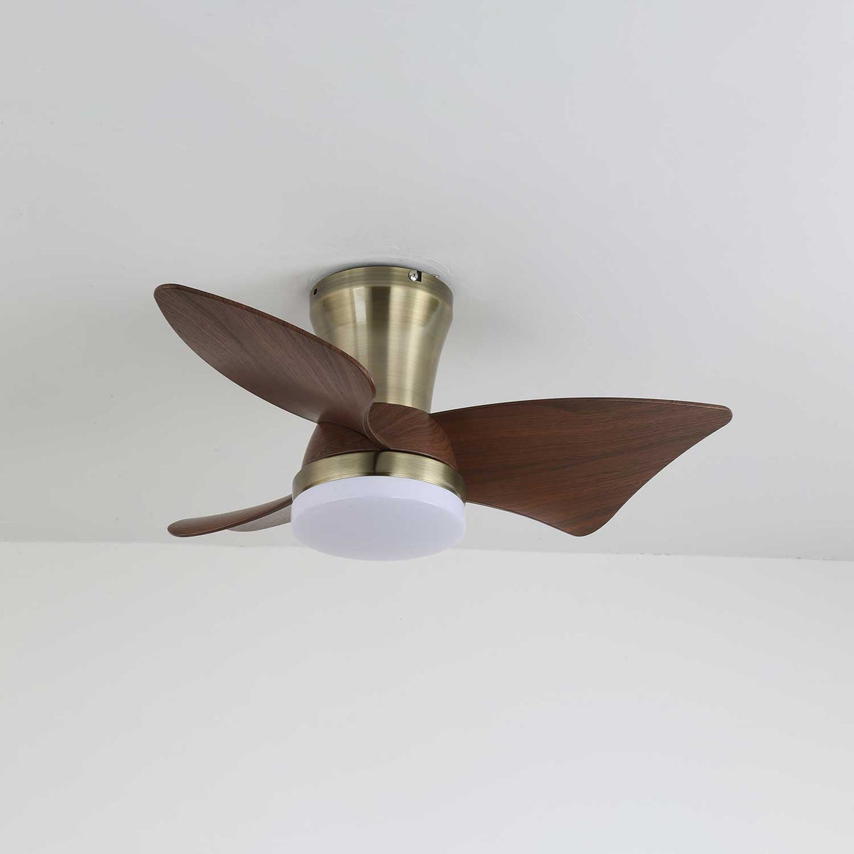 Ventilador de techo con luz Garbina en un dormitorio acogedor – imagen 7