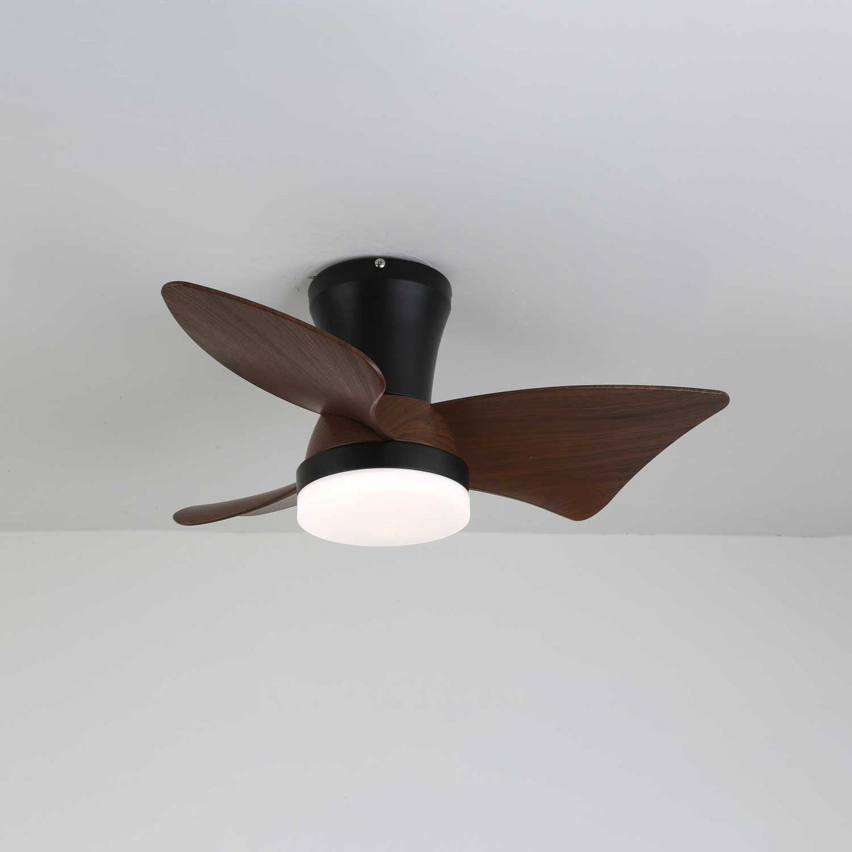Ventilador de techo con luz Garbina en un dormitorio acogedor – imagen 8