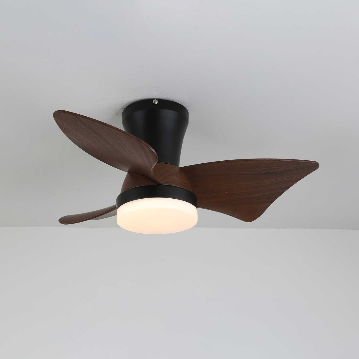 Ventilador de techo con luz Garbina en un dormitorio acogedor – imagen 9