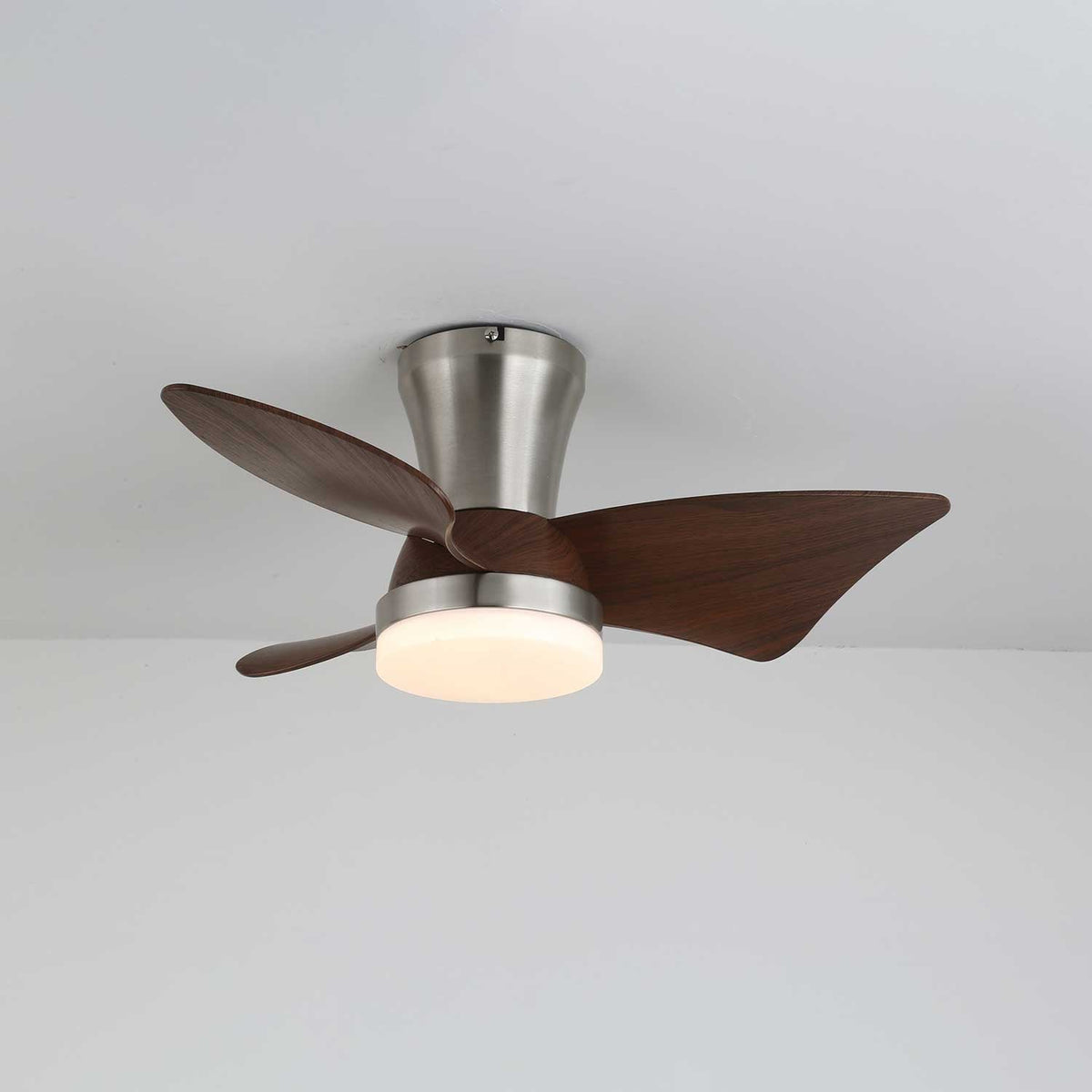 Ventilador de techo con luz Garbina en un dormitorio acogedor – imagen 2