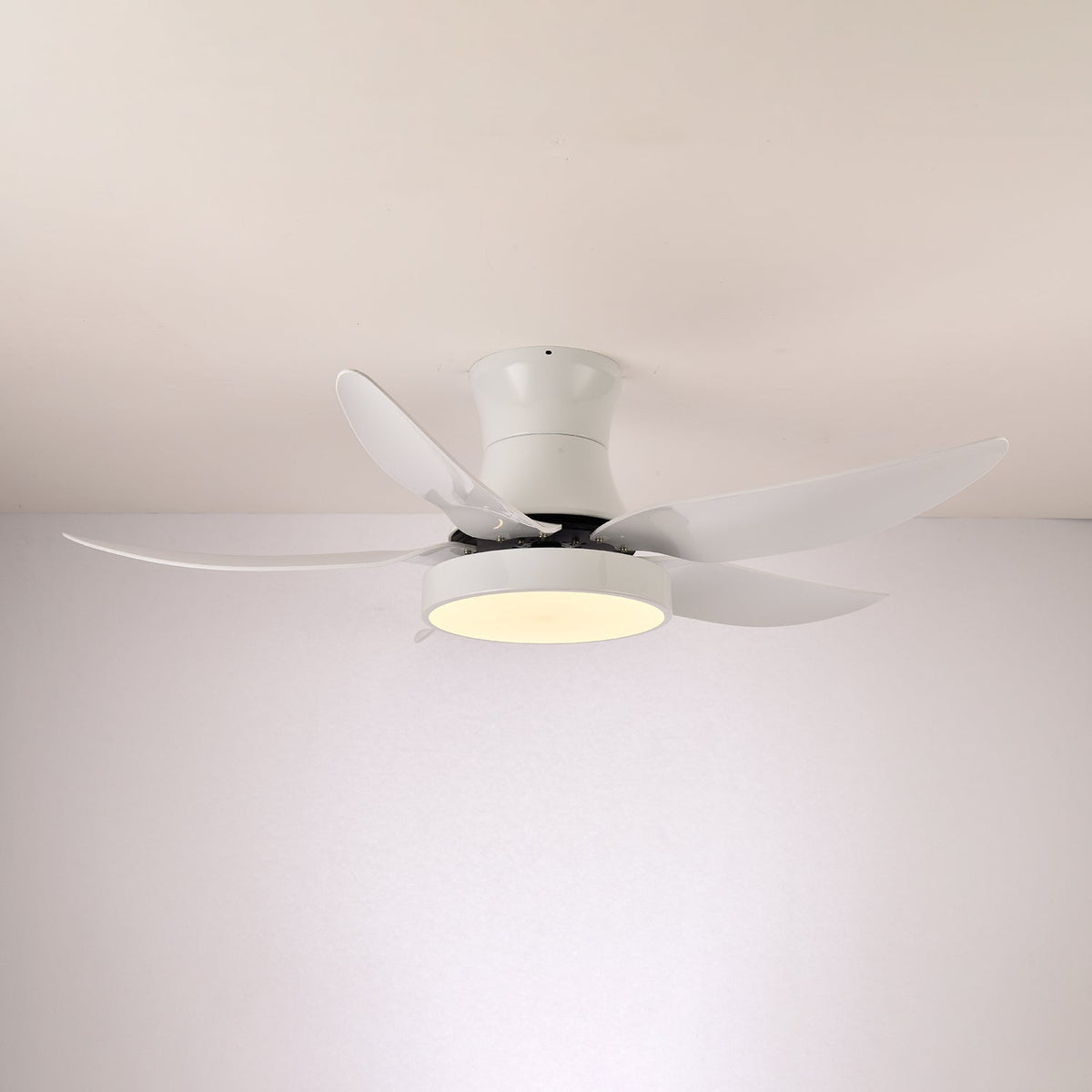 Ventilador de techo con luz Ilonda en un salón contemporáneo – imagen 13
