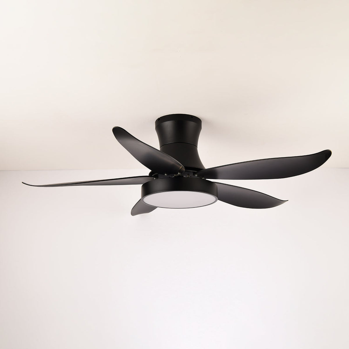 Ventilador de techo con luz Ilonda en un salón contemporáneo – imagen 3