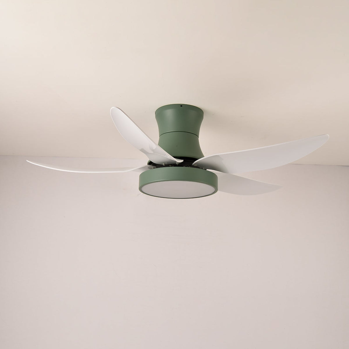 Ventilador de techo con luz Ilonda en un salón contemporáneo – imagen 8