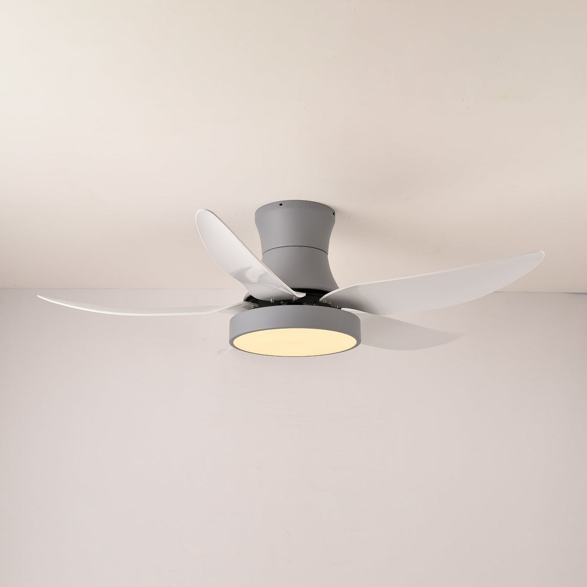 Ventilador de techo con luz Ilonda en un salón contemporáneo – imagen 9