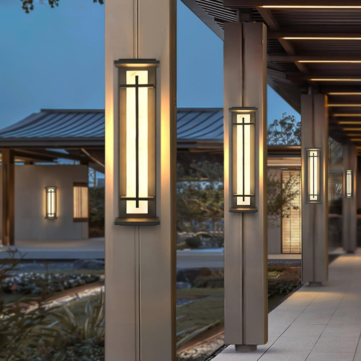 Aplique de pared exterior LED Xalba con efecto alabastro en una fachada al anochecer – imagen 3