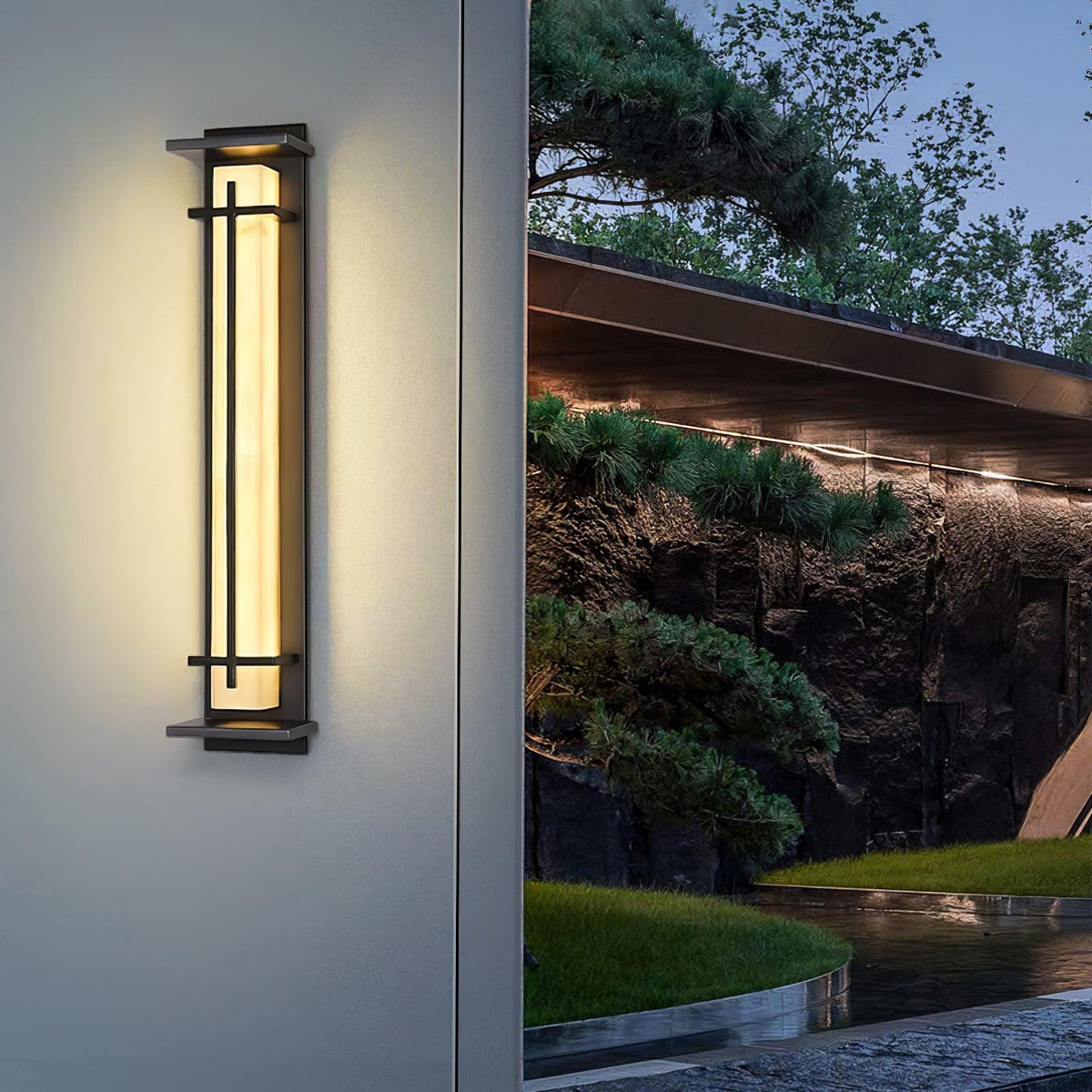 Aplique de pared exterior LED Xalba con efecto alabastro en una fachada al anochecer – imagen 4