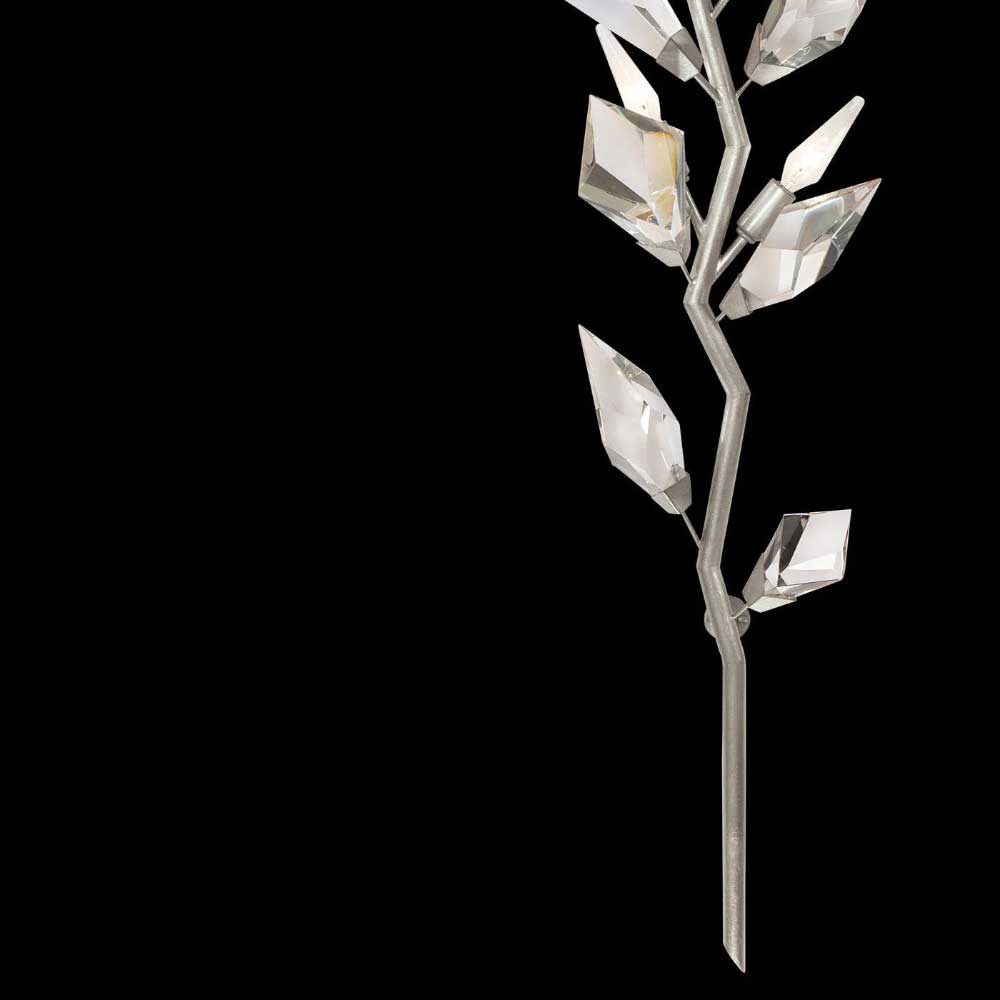 Aplique de pared Urama con hojas de cristal – detalle de la rama en pan de plata