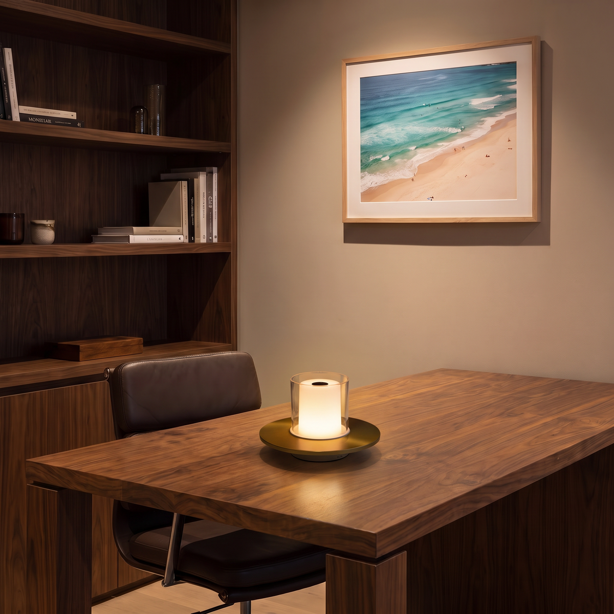Lámpara de mesa vela LED Velaria – en dorado sobre un escritorio de nogal