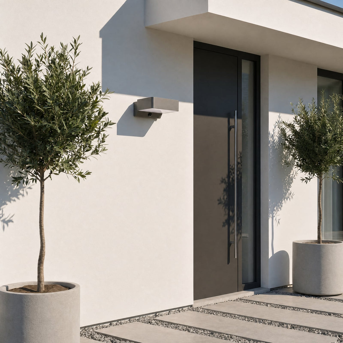 Aplique de pared exterior LED Vigenta con sensor – apagado junto a la puerta de entrada