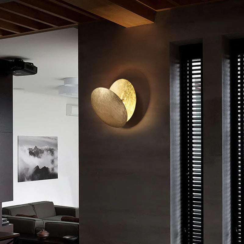 Astroclaro Eclipse: Aplique de Pared con Diseño Lunar de Metal – Dorado/Bronce