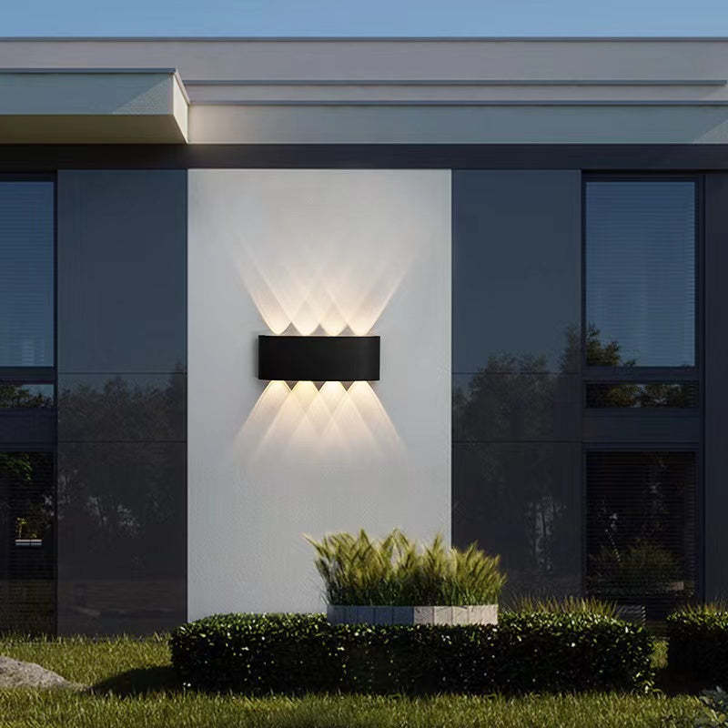 Aplique de pared LED arriba y abajo Fulgara en una fachada iluminada – imagen 15