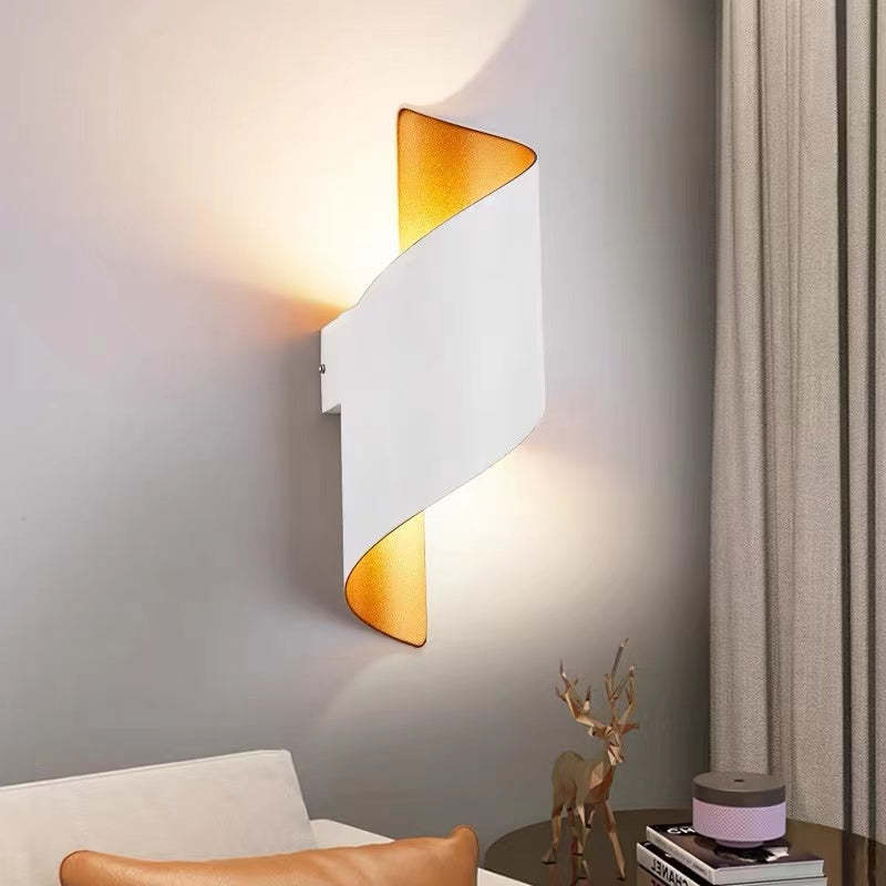 Helix: Aplique de Pared Metal Moderno para Interiores y Exteriores