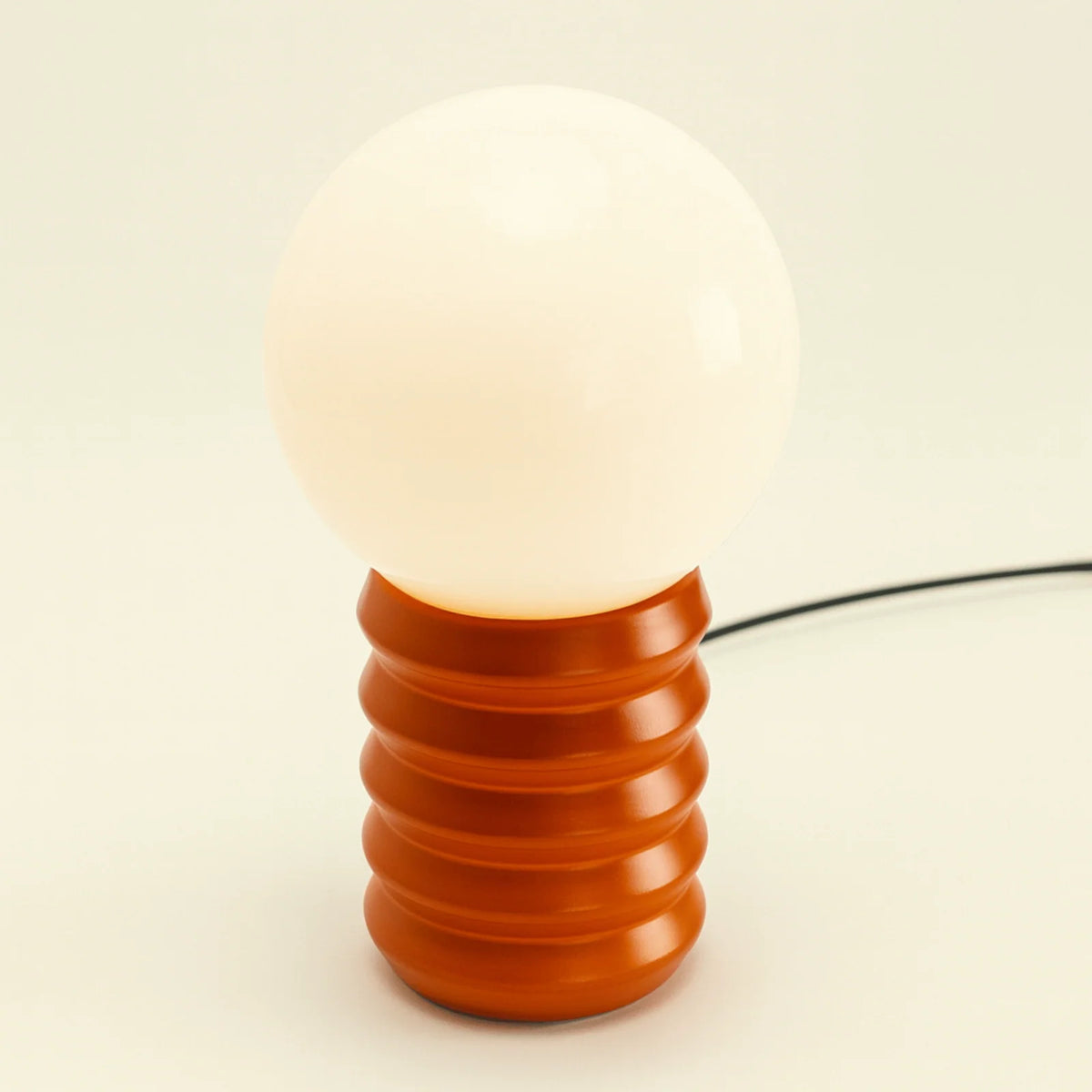 Lámpara de mesa retro con globo de cristal Leluna – base naranja sanguina