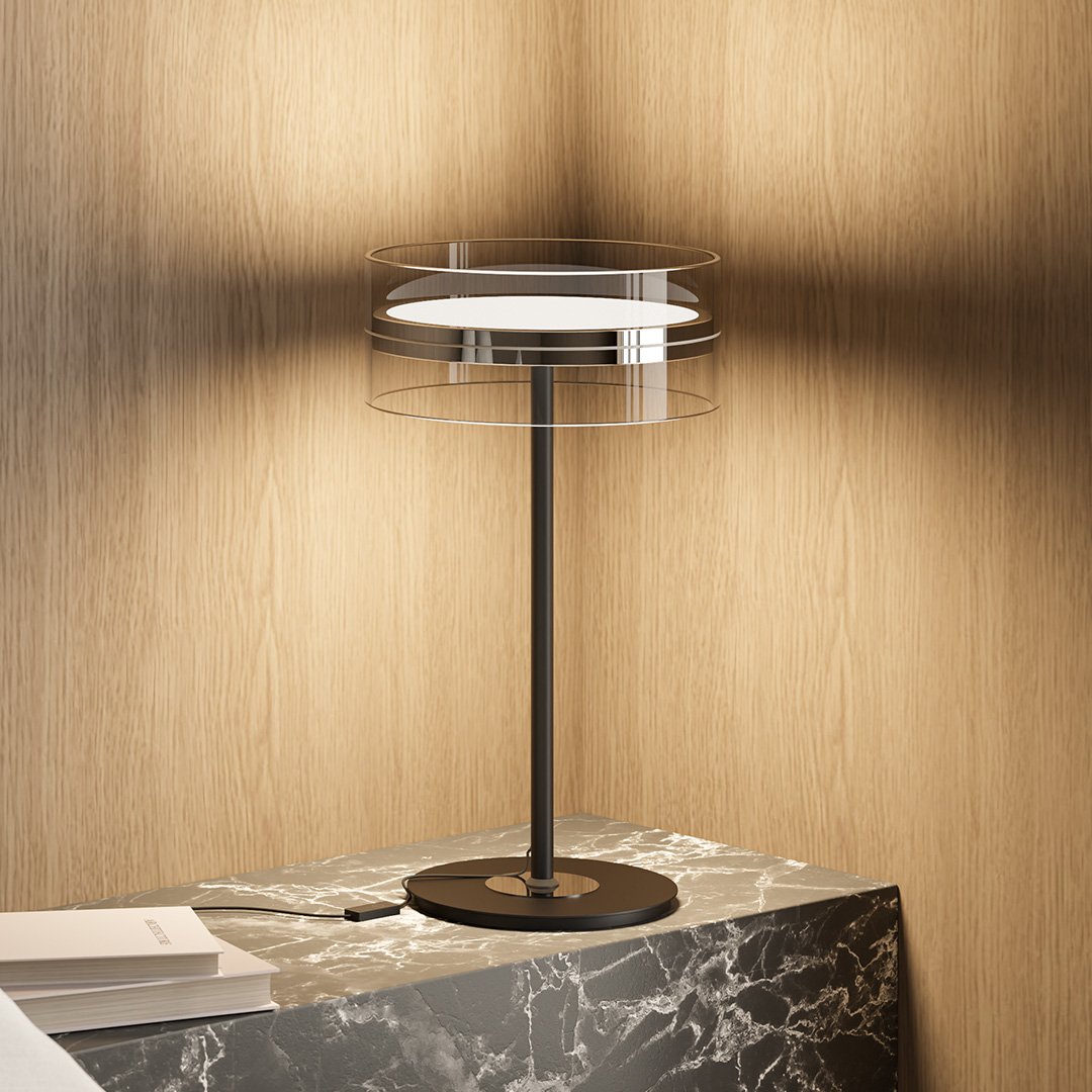 Lámpara de mesa LED de cristal Mirala sobre una mesita de mármol – imagen 2