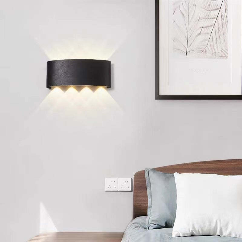 Aplique de pared LED arriba y abajo Fulgara en una fachada iluminada – imagen 5