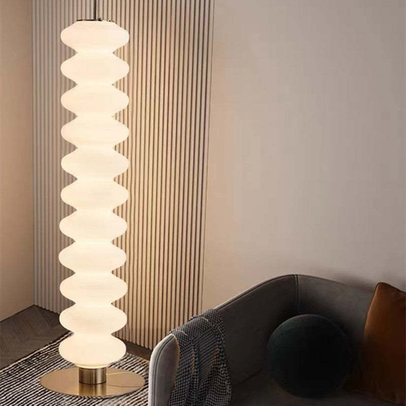 Lámpara de pie LED de cristal opal Sartela en un salón cálido – imagen 5