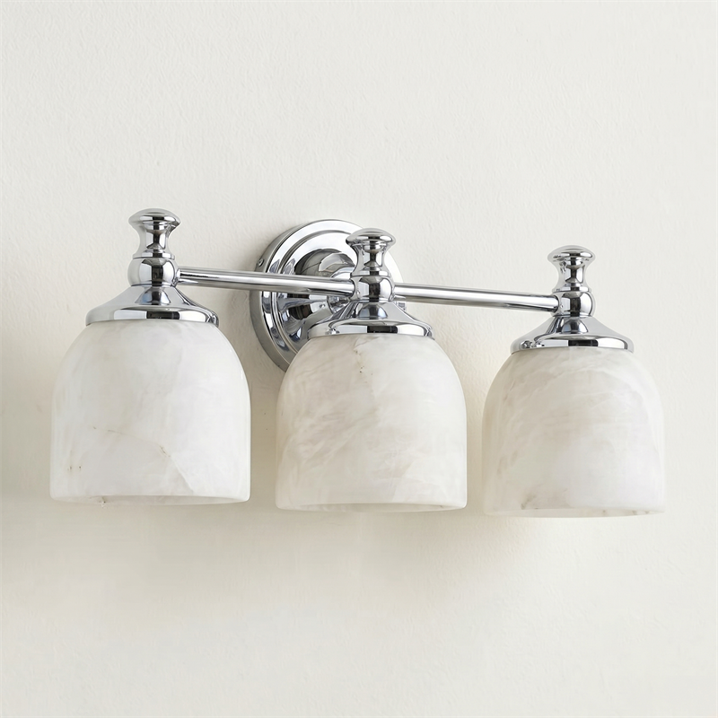 Aplique de pared clásico Campela sobre el espejo de un baño – imagen 28