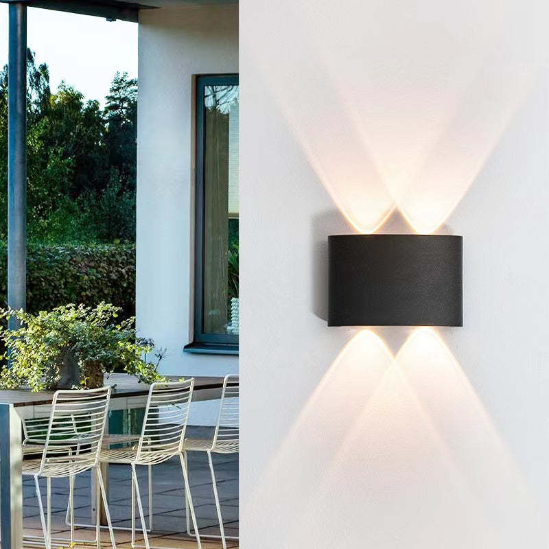 Aplique de pared LED arriba y abajo Fulgara en una fachada iluminada – imagen 12