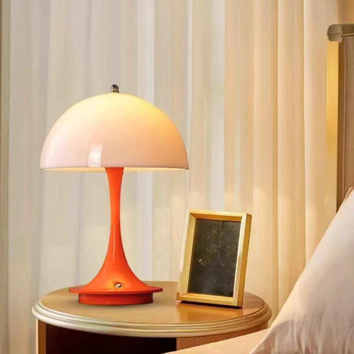 TouchLuxe - Lámpara de Mesa LED Táctil Elegante y Recargable