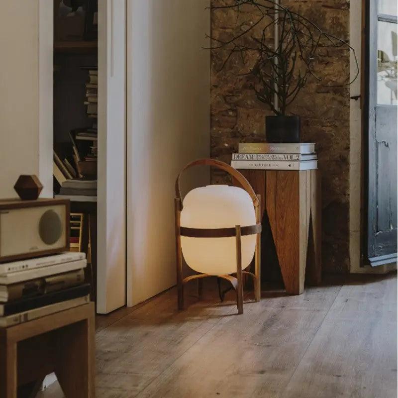 LuzCesta - Lámpara de Mesa de Madera con Elegancia Natural