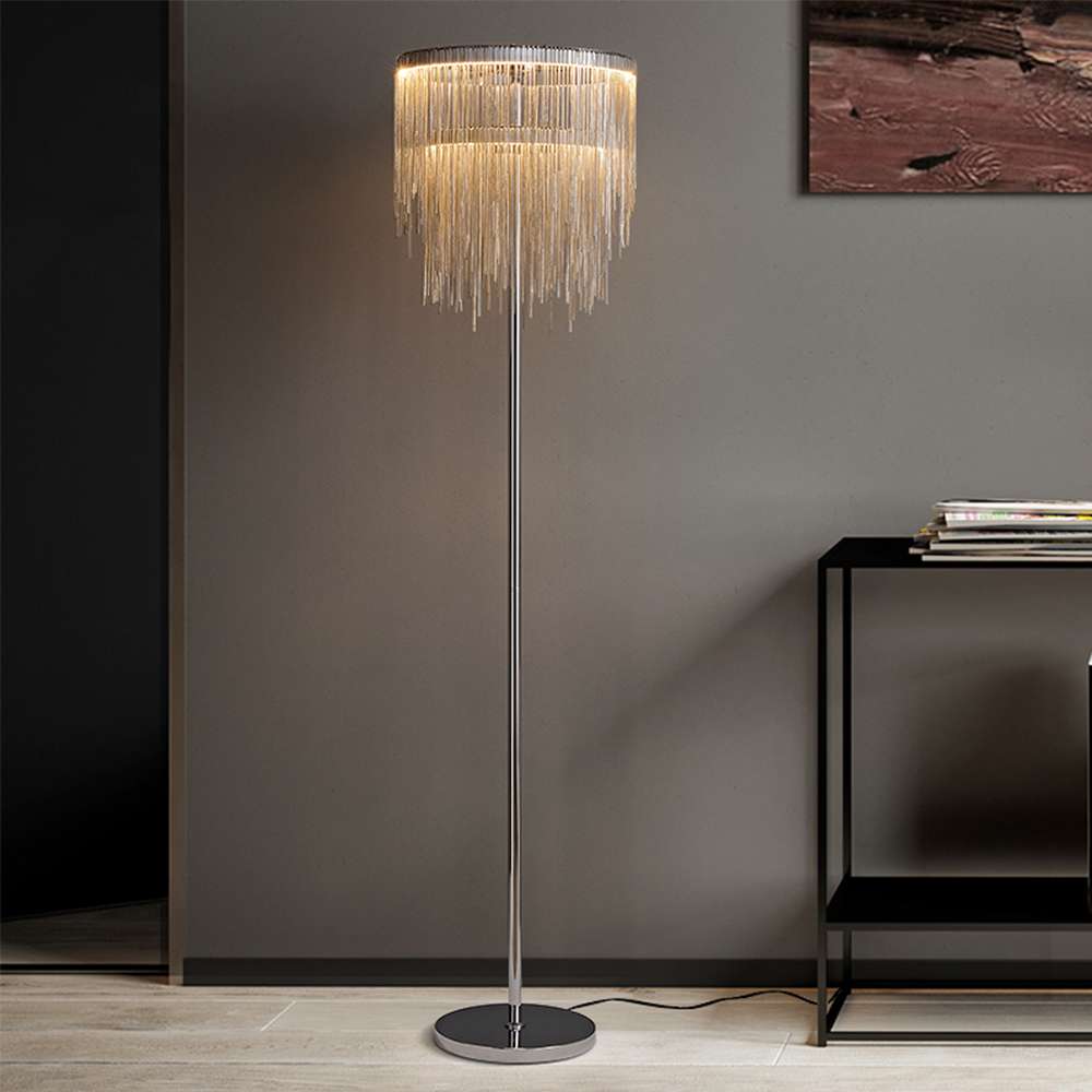 Lámpara de pie LED con flecos cromados Rizalda en un salón elegante – imagen 4