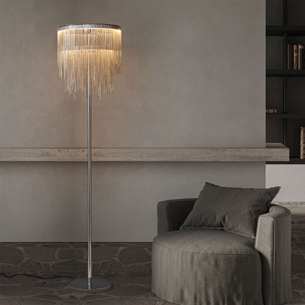 Lámpara de pie LED con flecos cromados Rizalda en un salón elegante – imagen 6