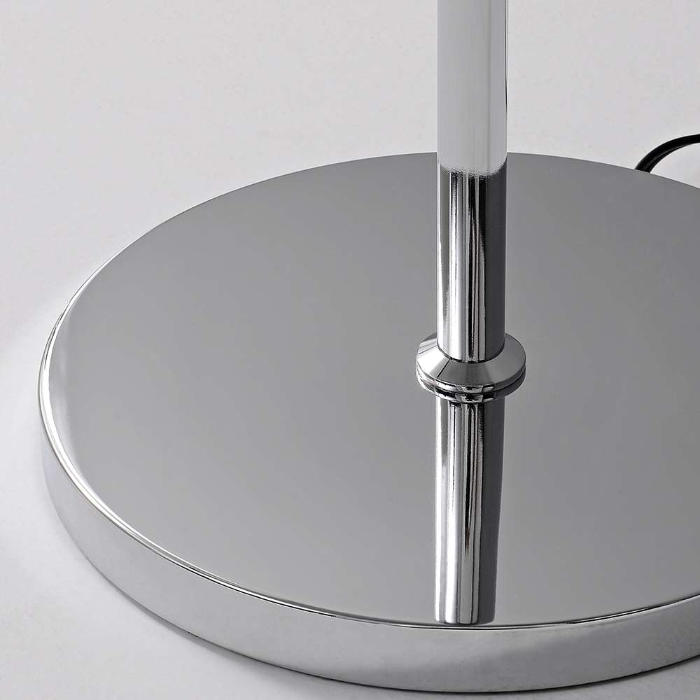Lámpara de pie LED con flecos cromados Rizalda – detalle de la base cromada